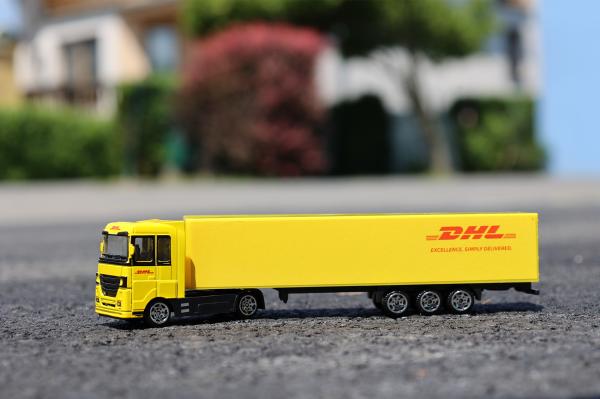 Auto kamión DHL 20 cm