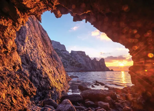 Tapeta Cave on the coast