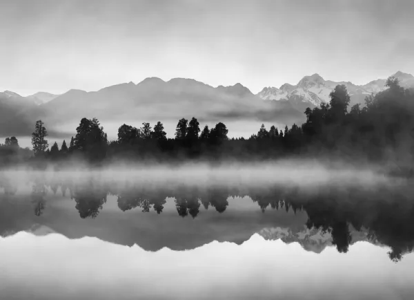 Tapeta black and white mountain lake