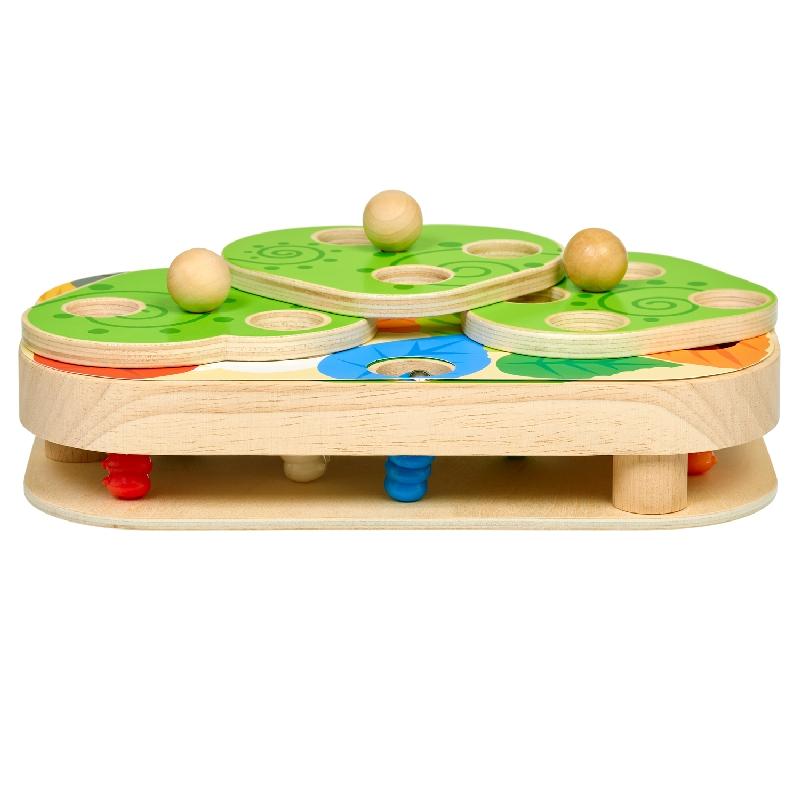 Lucy & Leo 261 Chytanie húsenic – drevená motorická stolová hra s magnetmi