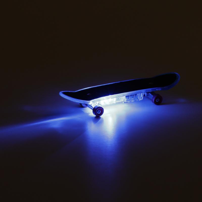 Skrutkovací skateboard so svetlom