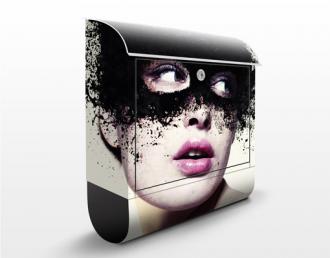 Poštová schránka Dievča v čiernej maske